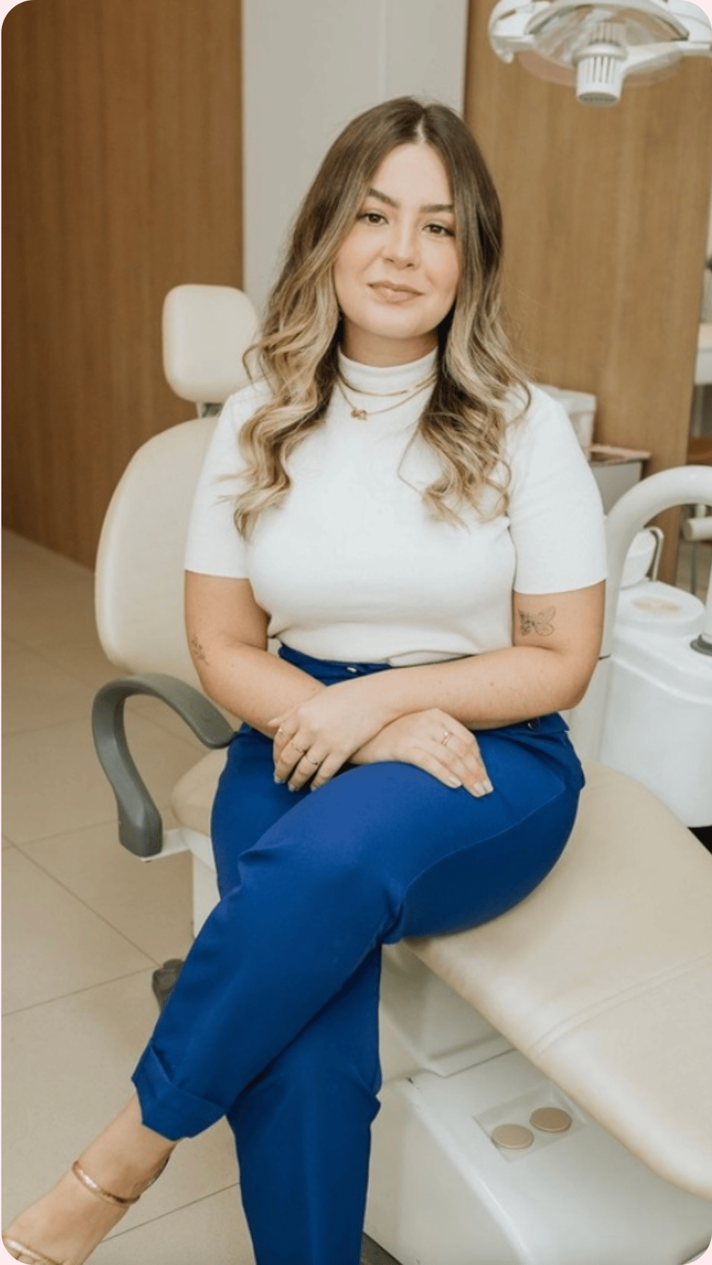 Dra. Camilla Sanches em seu consultório odontológico